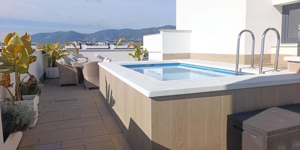 Espectacular ático dúplex de Córdoba. Prácticamente a estrenar y con una terraza solarium de 70 m2 con piscina privada