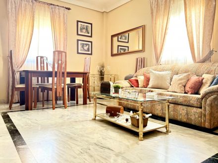 Oportunidad en Encinarejo. Casa de 2 plantas con terraza, 2 trasteros y cochera 
