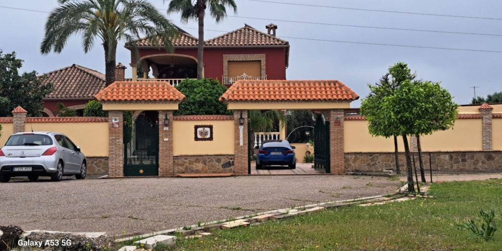 MAGNIFICO CHALET DE DOS VIVIENDAS EN LA COLINA