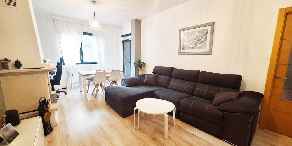 CASA ADOSADA EN LAS JARAS  