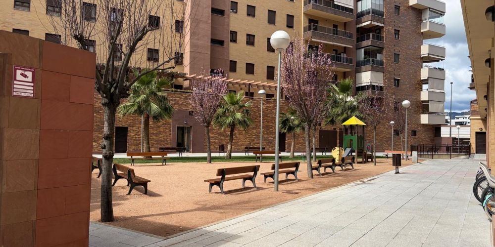 ESTUPENDA VIVIENDA EN NUEVO ZOCO, CON MAGNÍFICO Y GRAN PATIO (PORCHE), PISCINA, COCHERA, TRASTERO!!!!