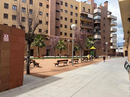 ESTUPENDA VIVIENDA EN NUEVO ZOCO, CON MAGNÍFICO Y GRAN PATIO (PORCHE), PISCINA, COCHERA, TRASTERO!!!!