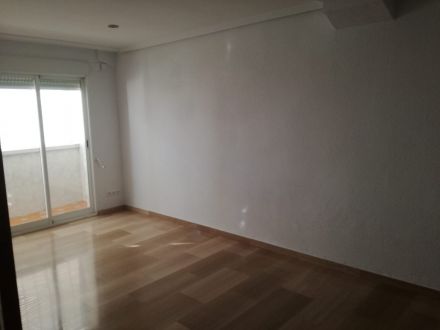 Precioso piso en Valdeolleros con terraza