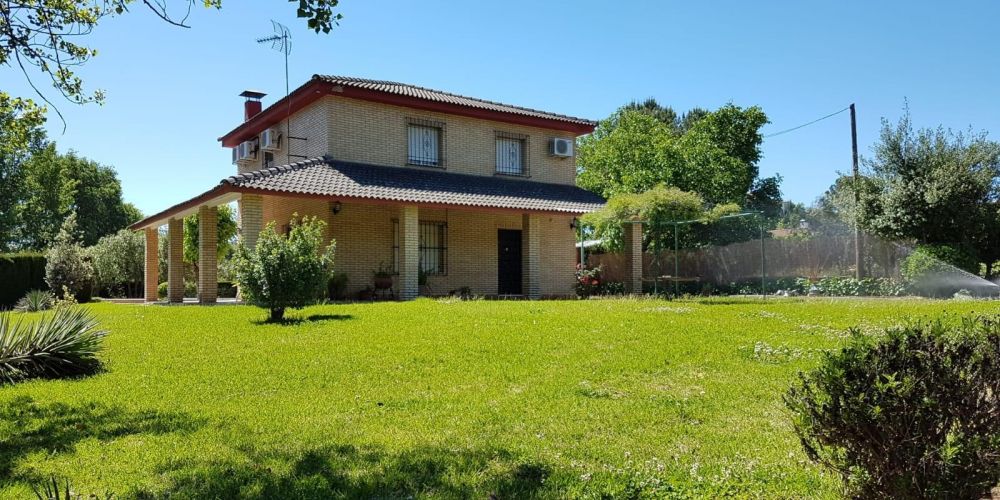 CHALET CON MÁS DE  300m² CONSTRUIDOS EN UNA PARCELA DE 4500m²