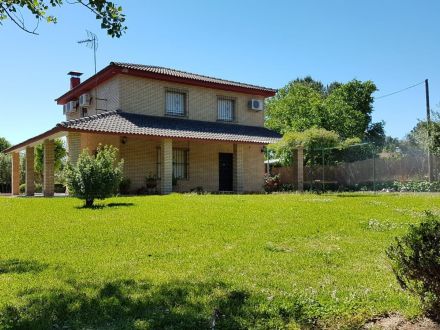 CHALET CON MÁS DE  300m² CONSTRUIDOS EN UNA PARCELA DE 4500m²