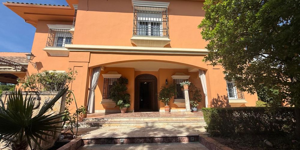 EXCLUSIVO CHALET PRÓXIMO A COLEGIO LA SALLE