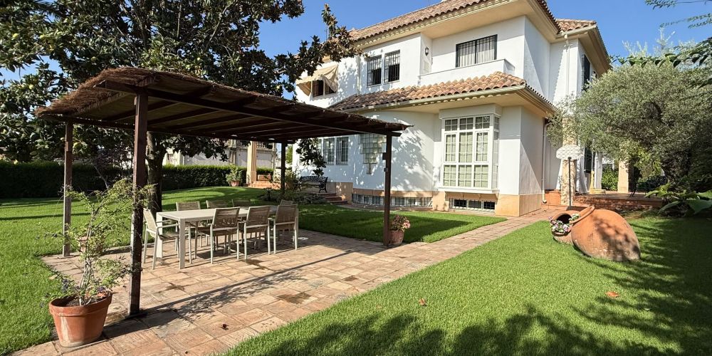Exclusivo y Lujoso Chalet Independiente en el Brillante!