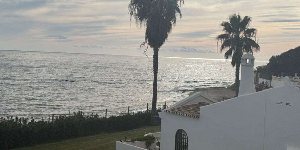 APARTAMENTO EN PRIMERÍSIMA LINEA DE PLAYA CON VISTAS AL MAR EN CALAHONDA