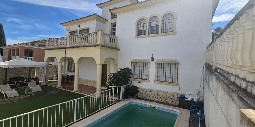 IMPRESIONANTE CHALET EN URBANIZACIÓN  ENCINARES  DE ALCOLEA CON PISCINA Y AMPLIAS ESTANCIAS