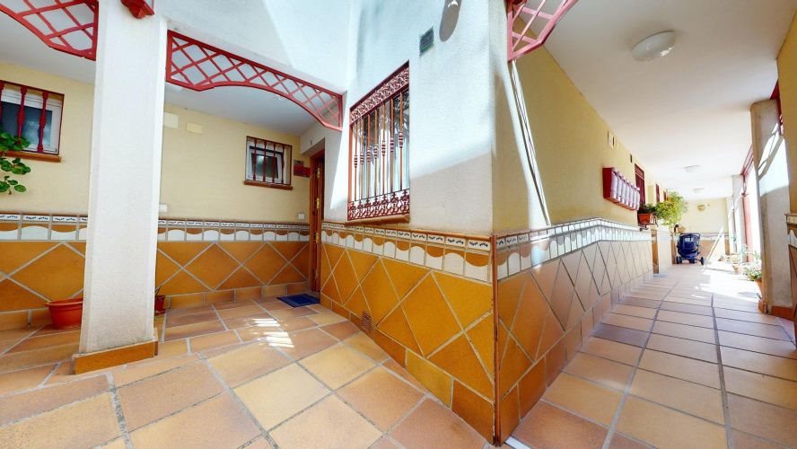 FANTÁSTICO ADOSADO EN MIRAFLORES JUNTO A LA CALAHORRA