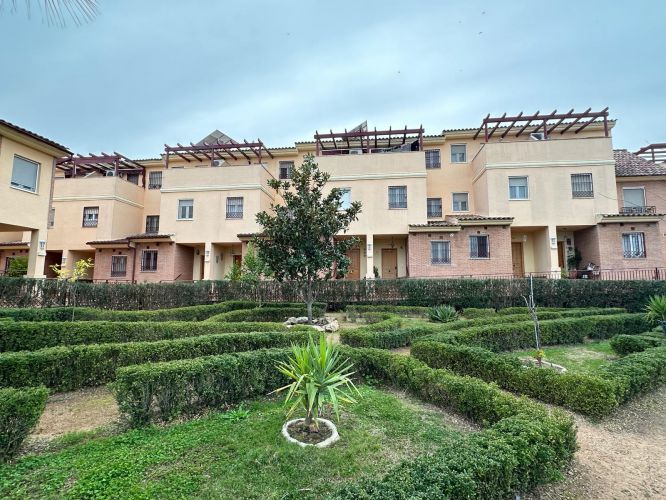 MAGNÍFICA VIVIENDA EN RESIDENCIAL CON PISCINA EN ALCOLEA