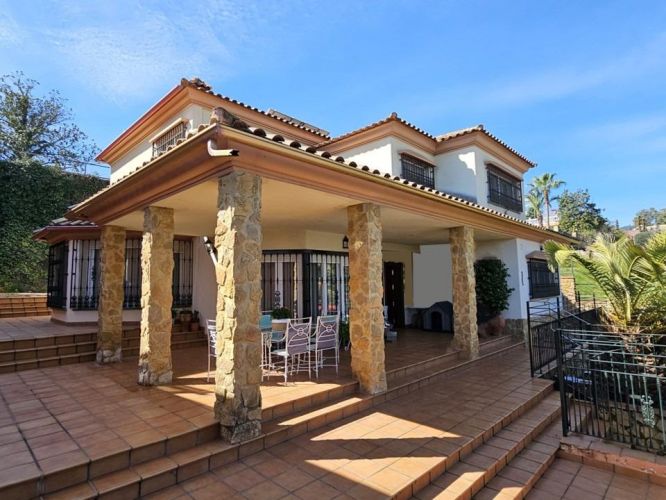 ESPECTACULAR CHALET EN SANSUEÑA