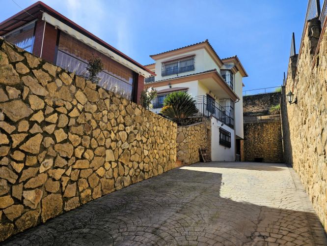 ESPECTACULAR CHALET EN SANSUEÑA