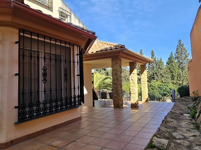 ESPECTACULAR CHALET EN SANSUEÑA