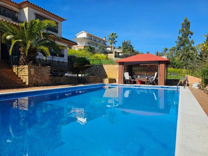 ESPECTACULAR CHALET EN SANSUEÑA