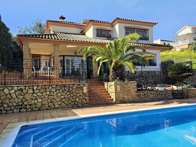 ESPECTACULAR CHALET EN SANSUEÑA