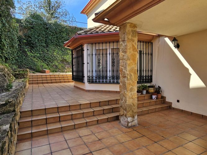 ESPECTACULAR CHALET EN SANSUEÑA