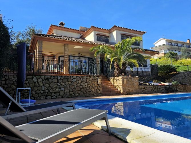 ESPECTACULAR CHALET EN SANSUEÑA