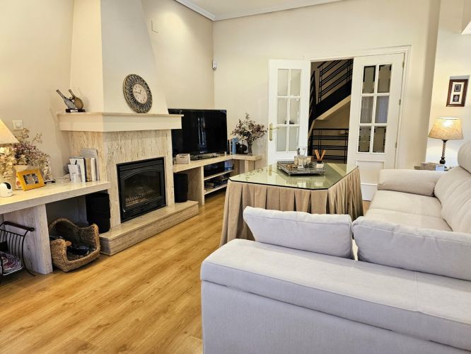 ESPECTACULAR CHALET EN SANSUEÑA