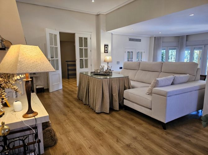 ESPECTACULAR CHALET EN SANSUEÑA