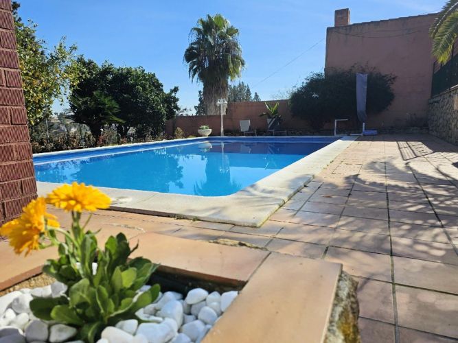 ESPECTACULAR CHALET EN SANSUEÑA
