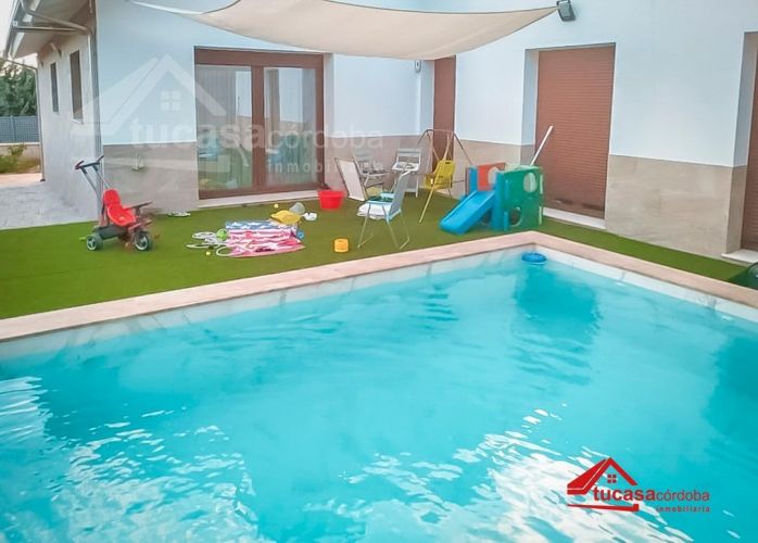 ESPECTACULAR CASA CON PISCINA Y GARAJE EN LAS URBANIZACIONES DE ALCOLEA