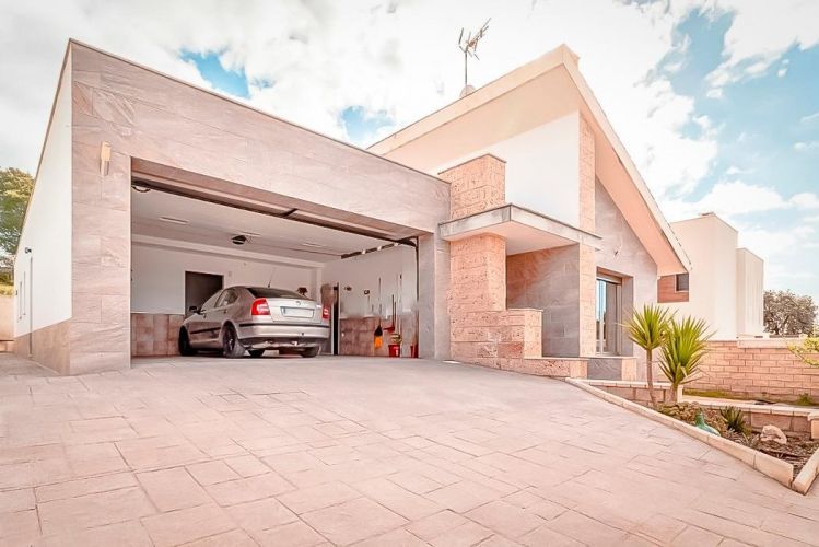 ESPECTACULAR CASA CON PISCINA Y GARAJE EN LAS URBANIZACIONES DE ALCOLEA