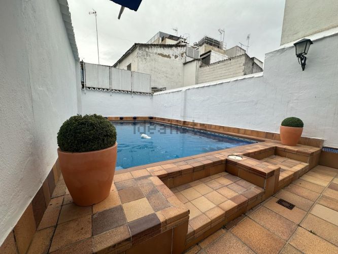 MAGNÍFICA CASA CON PISCINA EN PLENO CENTRO DE VILLA DEL RÍO