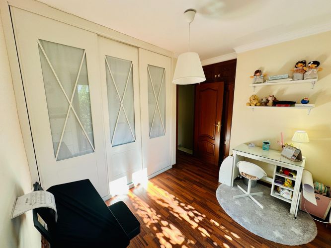 PRECIOSA CASA UNIFAMILIAR ADOSADA EN OLLERÍAS