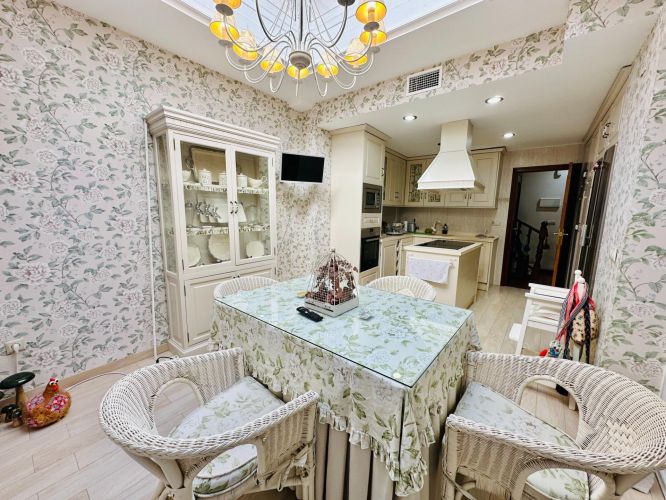 PRECIOSA CASA UNIFAMILIAR ADOSADA EN OLLERÍAS