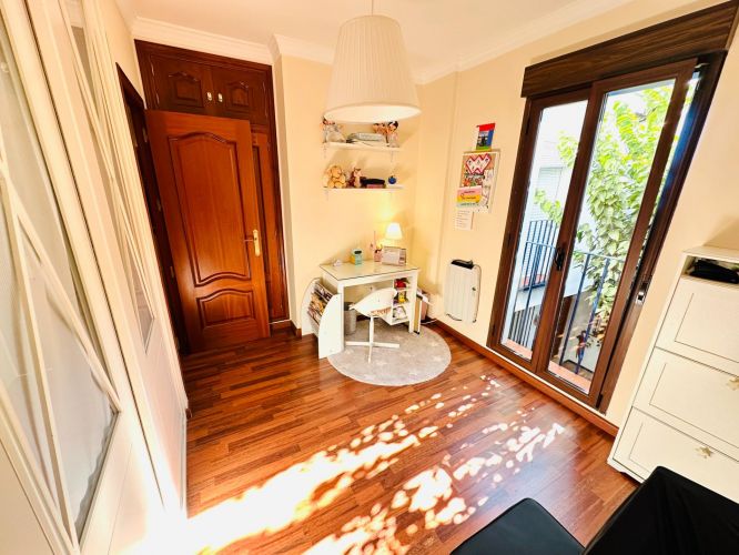 PRECIOSA CASA UNIFAMILIAR ADOSADA EN OLLERÍAS