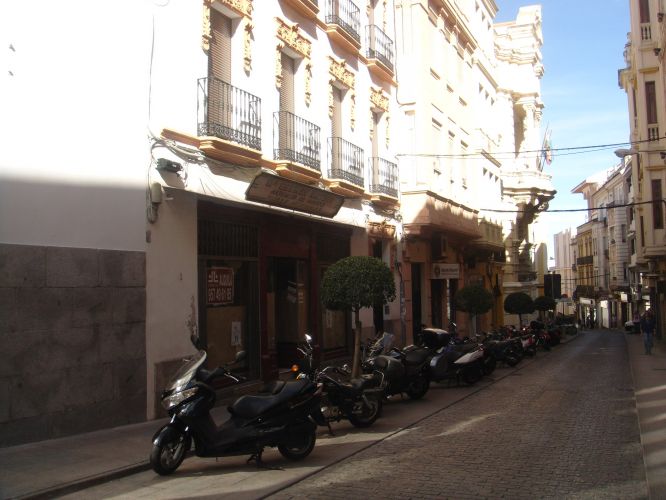 LOCAL VINTAGE, GRAN ALTURA DE TECHOS, COLUMNAS DE FUNDICIÓN 