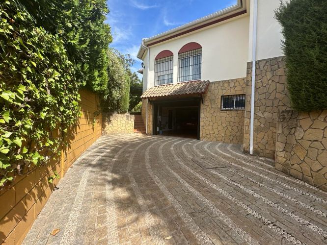 CHALET DE UNA SOLA PLANTA AL LADO DEL COLEGIO BRITÁNICO 