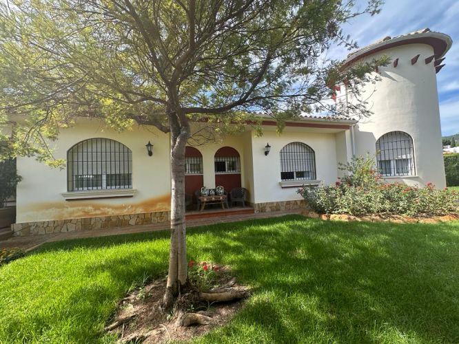CHALET DE UNA SOLA PLANTA AL LADO DEL COLEGIO BRITÁNICO 