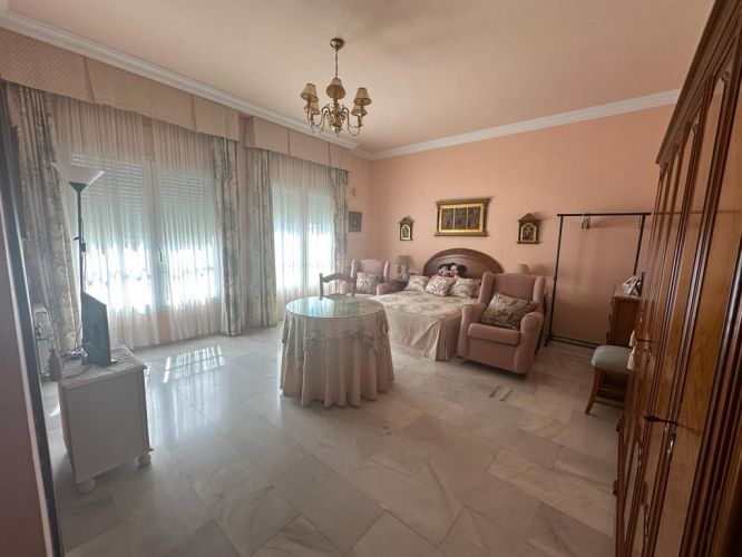 CHALET DE UNA SOLA PLANTA AL LADO DEL COLEGIO BRITÁNICO 