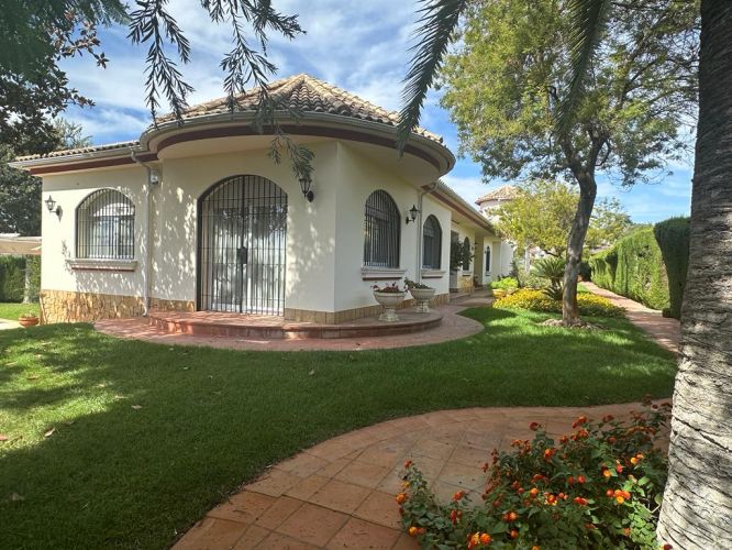 CHALET DE UNA SOLA PLANTA AL LADO DEL COLEGIO BRITÁNICO 