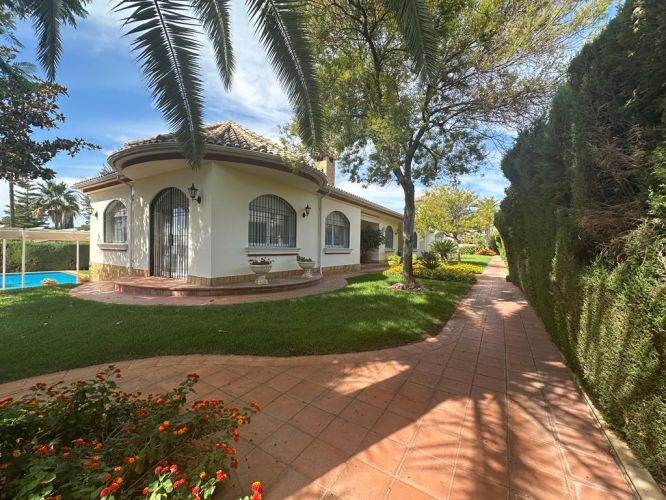 CHALET DE UNA SOLA PLANTA AL LADO DEL COLEGIO BRITÁNICO 