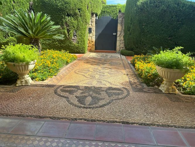 CHALET DE UNA SOLA PLANTA AL LADO DEL COLEGIO BRITÁNICO 