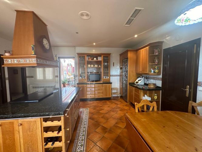 CHALET DE UNA SOLA PLANTA AL LADO DEL COLEGIO BRITÁNICO 