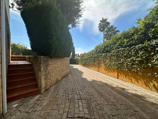 CHALET DE UNA SOLA PLANTA AL LADO DEL COLEGIO BRITÁNICO 