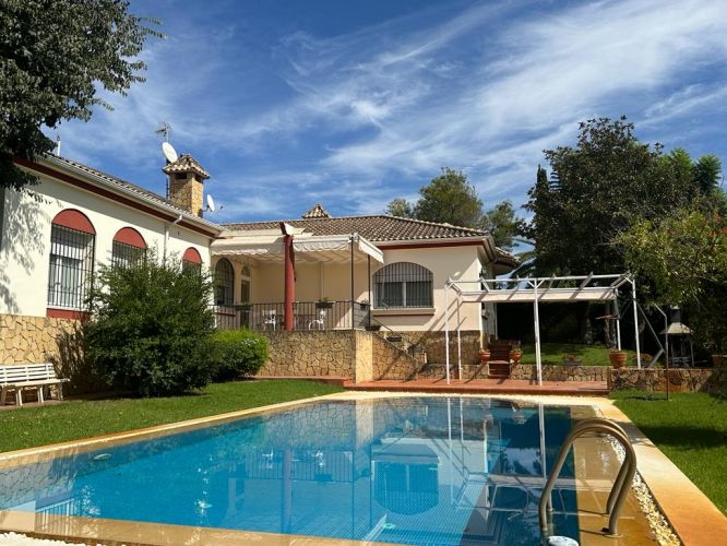 CHALET DE UNA SOLA PLANTA AL LADO DEL COLEGIO BRITÁNICO 