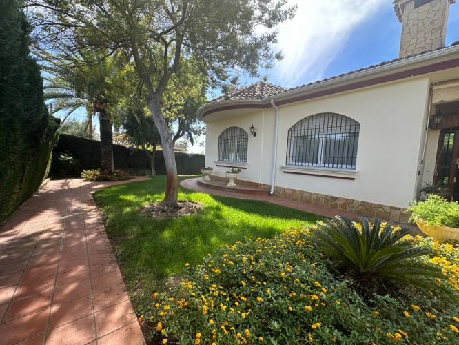 CHALET DE UNA SOLA PLANTA AL LADO DEL COLEGIO BRITÁNICO 