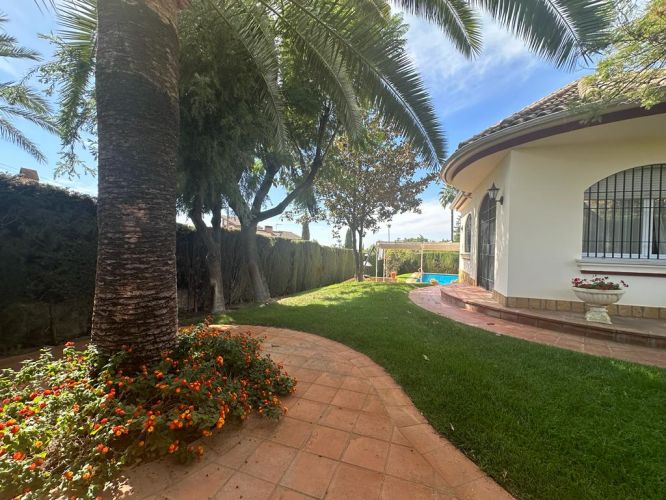 CHALET DE UNA SOLA PLANTA AL LADO DEL COLEGIO BRITÁNICO 