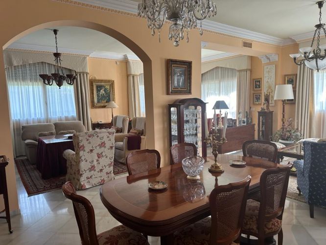 CHALET DE UNA SOLA PLANTA AL LADO DEL COLEGIO BRITÁNICO 
