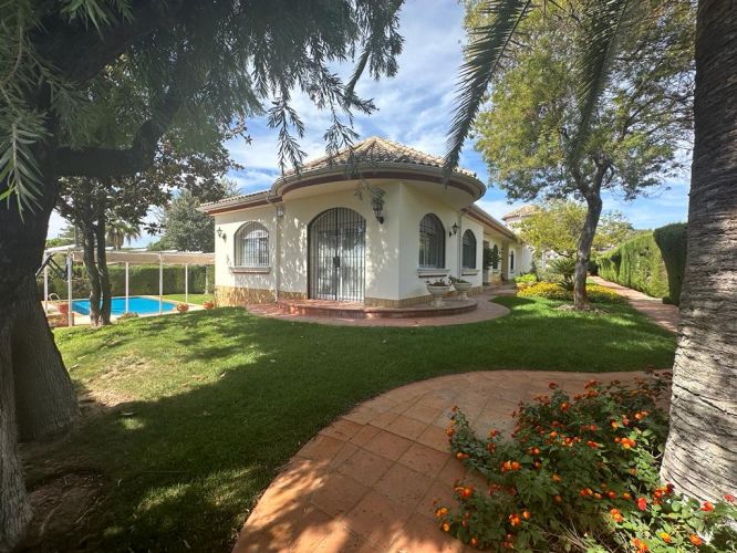 CHALET DE UNA SOLA PLANTA AL LADO DEL COLEGIO BRITÁNICO 