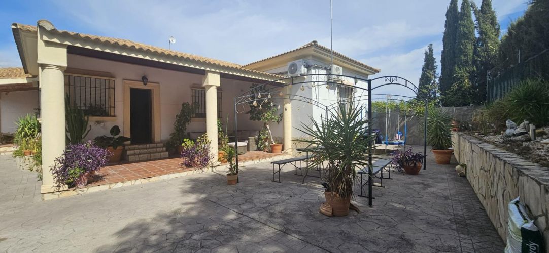 IMPRESIONANTE CHALET EN URBANIZACIÓN  ENCINARES  DE ALCOLEA CON PISCINA Y AMPLIAS ESTANCIAS