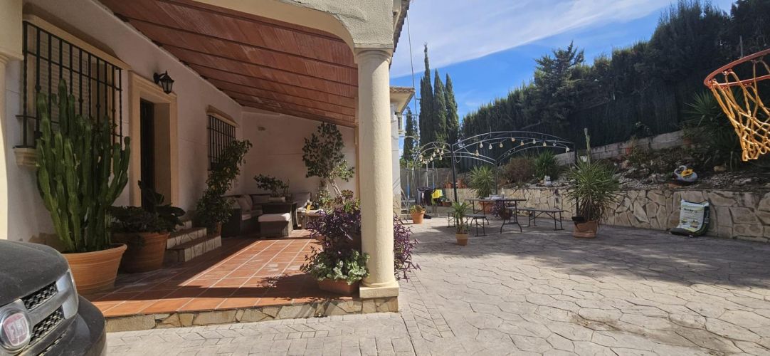 IMPRESIONANTE CHALET EN URBANIZACIÓN  ENCINARES  DE ALCOLEA CON PISCINA Y AMPLIAS ESTANCIAS