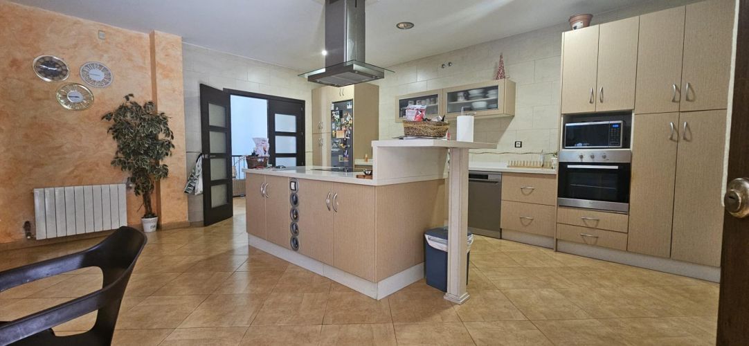 IMPRESIONANTE CHALET EN URBANIZACIÓN  ENCINARES  DE ALCOLEA CON PISCINA Y AMPLIAS ESTANCIAS