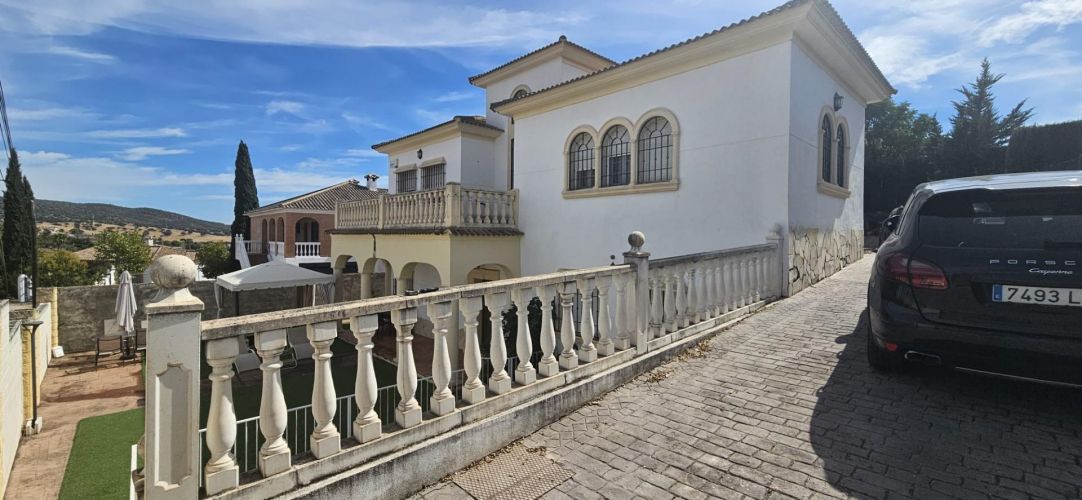 IMPRESIONANTE CHALET EN URBANIZACIÓN  ENCINARES  DE ALCOLEA CON PISCINA Y AMPLIAS ESTANCIAS