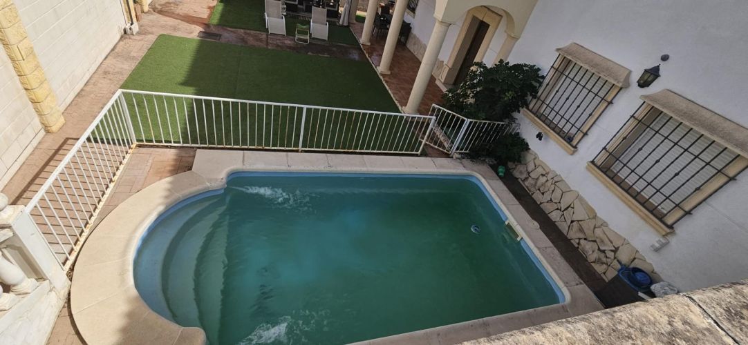 IMPRESIONANTE CHALET EN URBANIZACIÓN  ENCINARES  DE ALCOLEA CON PISCINA Y AMPLIAS ESTANCIAS